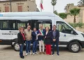 Nuovo scuolabus elettrico a Vittoria durante la consegna ufficiale in piazza Padre Pio