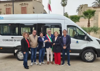 Nuovo scuolabus elettrico a Vittoria durante la consegna ufficiale in piazza Padre Pio