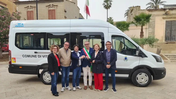 Nuovo scuolabus elettrico a Vittoria durante la consegna ufficiale in piazza Padre Pio