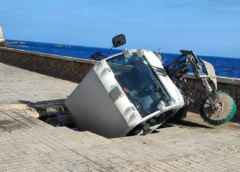 Un mezzo per la pulizia stradale sprofondato in una voragine in viale delle Sirene a Trapani
