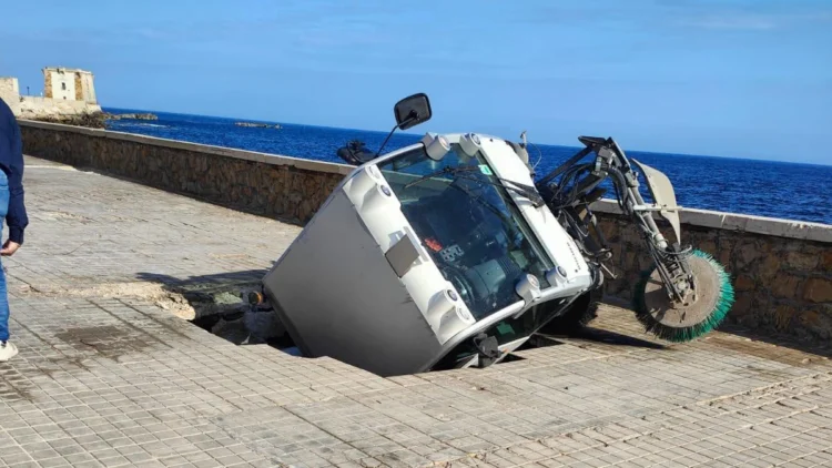 Un mezzo per la pulizia stradale sprofondato in una voragine in viale delle Sirene a Trapani