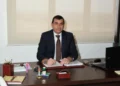 Cantiere infrastrutturale nel Sud-Est della Sicilia con mezzi da costruzione al lavoro.