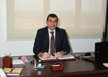 Cantiere infrastrutturale nel Sud-Est della Sicilia con mezzi da costruzione al lavoro.