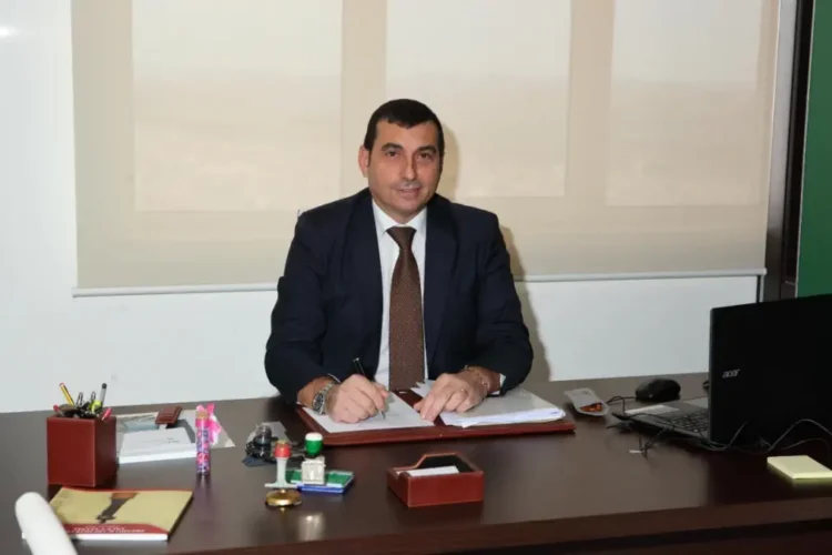 Cantiere infrastrutturale nel Sud-Est della Sicilia con mezzi da costruzione al lavoro.