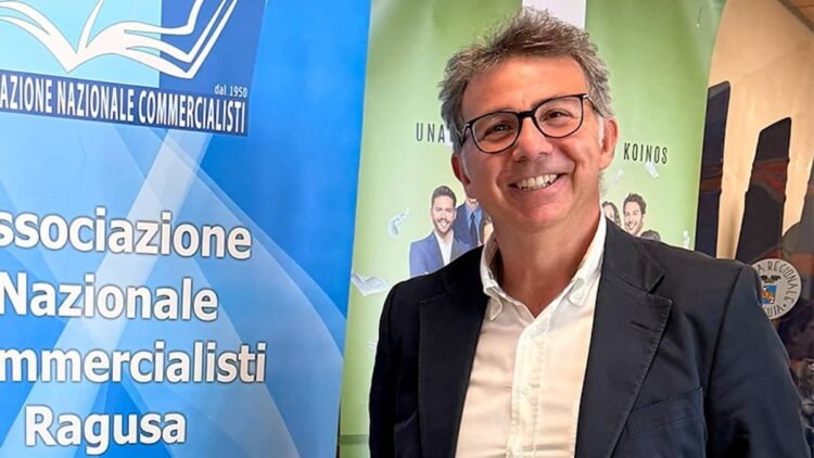Giovanni Frasca durante un'iniziativa dell’Associazione Nazionale Commercialisti di Ragusa.