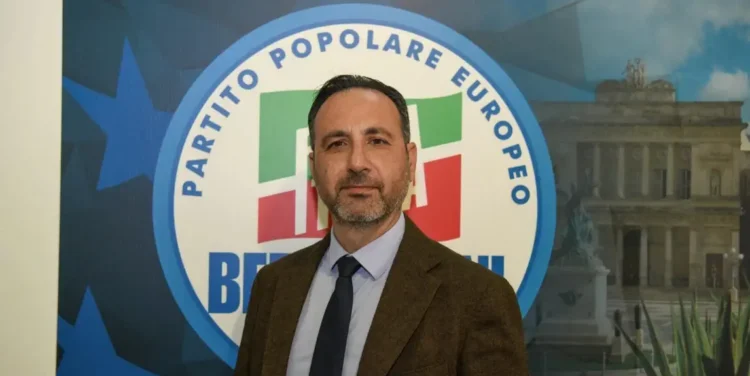 Il consigliere comunale di Forza Italia segnala passerelle incomplete, rifiuti e manutenzioni carenti nella frazione balneare di Vittoria