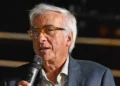 Giuseppe Arezzo durante un intervento pubblico con microfono in mano nel corso di un incontro dedicato al territorio ibleo.