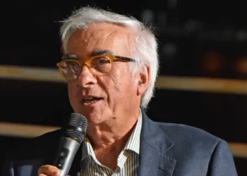 Giuseppe Arezzo durante un intervento pubblico con microfono in mano nel corso di un incontro dedicato al territorio ibleo.