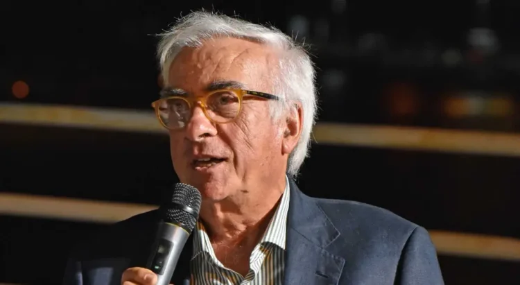 Giuseppe Arezzo durante un intervento pubblico con microfono in mano nel corso di un incontro dedicato al territorio ibleo.