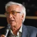 Giuseppe Arezzo durante un intervento pubblico con microfono in mano nel corso di un incontro dedicato al territorio ibleo.