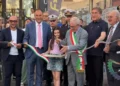 Taglio del nastro per l'inaugurazione della nuova piazza Cavour a Scoglitti alla presenza delle autorità cittadine