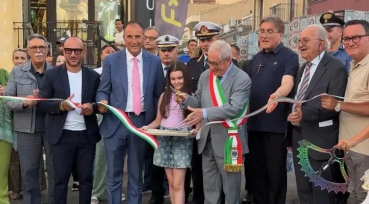 Taglio del nastro per l'inaugurazione della nuova piazza Cavour a Scoglitti alla presenza delle autorità cittadine