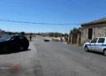 Scena dell'incidente stradale sulla via Modica-Ispica: la Fiat 600 coinvolta nello scontro con il ciclomotore e l'auto della Polizia Municipale di Modica sul luogo del sinistro in Contrada Beneventano, 2 giugno 2026.