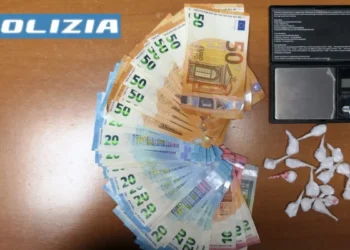 Polizia durante sequestro di droga e denaro in un’abitazione a Vittoria, operazione antidroga