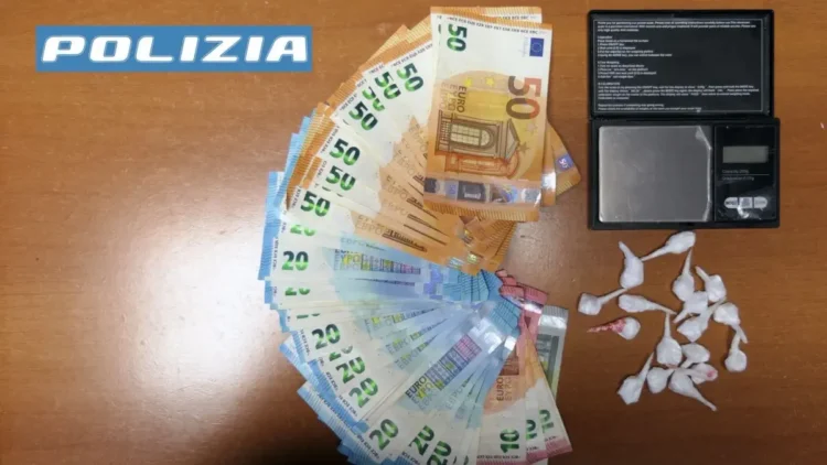 Polizia durante sequestro di droga e denaro in un’abitazione a Vittoria, operazione antidroga