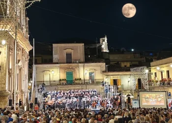 Concerto del Teatro Massimo Bellini in piazza Duomo a Chiaramonte Gulfi