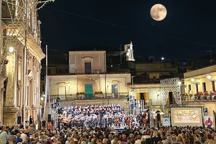 Concerto del Teatro Massimo Bellini in piazza Duomo a Chiaramonte Gulfi