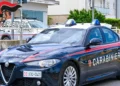 Inseguimento nel centro storico dopo un colpo sventato ai danni di un negozio di abbigliamento