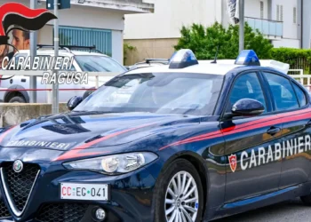 Inseguimento nel centro storico dopo un colpo sventato ai danni di un negozio di abbigliamento