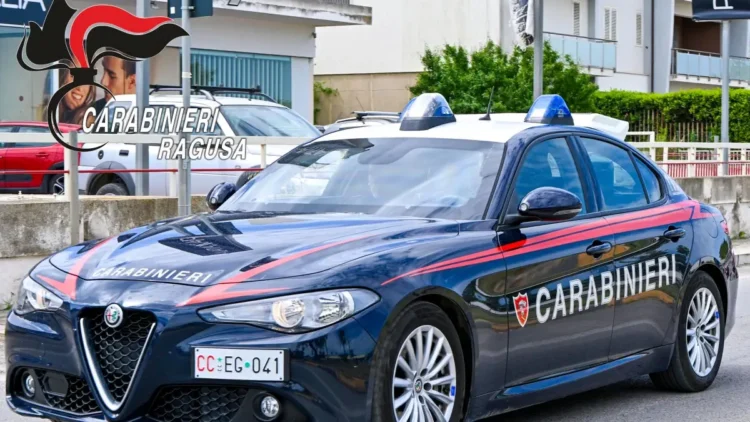 Inseguimento nel centro storico dopo un colpo sventato ai danni di un negozio di abbigliamento