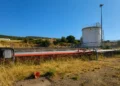 Impianto industriale di Irminio Srl con serbatoio e tubazioni, al centro della vertenza sugli stipendi arretrati