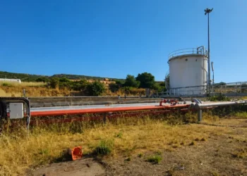 Impianto industriale di Irminio Srl con serbatoio e tubazioni, al centro della vertenza sugli stipendi arretrati