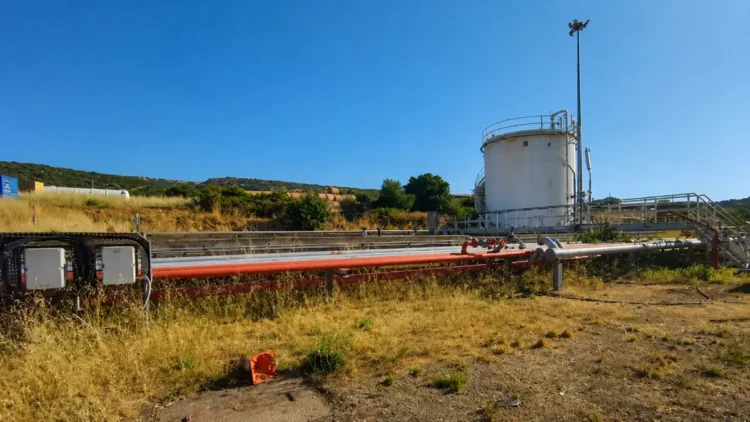 Impianto industriale di Irminio Srl con serbatoio e tubazioni, al centro della vertenza sugli stipendi arretrati