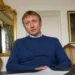 Alberto Stasi seduto a un tavolo con documenti durante un'intervista, dopo la decisione del tribunale di sorveglianza di Milano sull'affidamento in prova