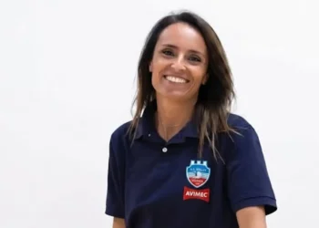 Alessandra Ruta in maglia Avimec Modica durante una foto ufficiale della società biancoazzurra