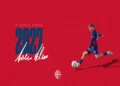 Alessio Asero in maglia rossoblù durante una fase di gioco nella grafica che annuncia la sua conferma al Modica Calcio