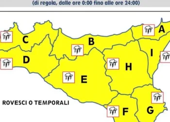 Mappa della Sicilia con allerta meteo gialla e previsione di rovesci e temporali su tutte le aree di allertamento