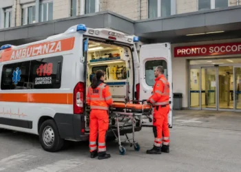 Ambulanza medicalizzata del 118 davanti a una struttura sanitaria con operatori impegnati nelle attività di emergenza territoriale