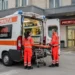 Ambulanza medicalizzata del 118 davanti a una struttura sanitaria con operatori impegnati nelle attività di emergenza territoriale