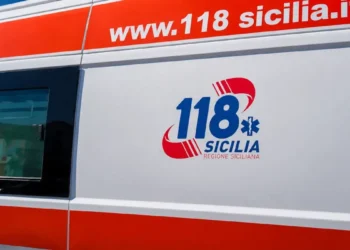 Ambulanza del 118 Sicilia intervenuta dopo un incidente stradale in contrada Crocevie a Modica