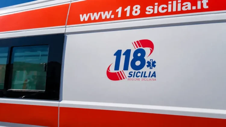 Ambulanza del 118 Sicilia intervenuta dopo un incidente stradale in contrada Crocevie a Modica