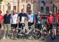 Andrea De Vincenzi con i ciclisti della MBK Pozzallo durante l’arrivo della 33ª tappa del tour in bicicletta