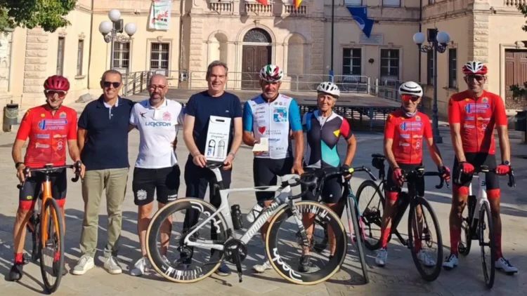 Andrea De Vincenzi con i ciclisti della MBK Pozzallo durante l’arrivo della 33ª tappa del tour in bicicletta