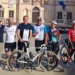 Andrea De Vincenzi con i ciclisti della MBK Pozzallo durante l’arrivo della 33ª tappa del tour in bicicletta