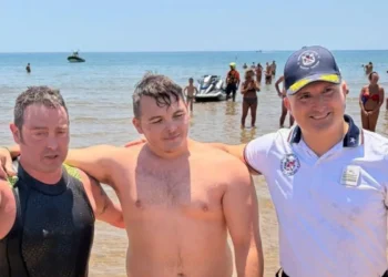 Andrea Lanari al termine della traversata tra Punta Secca e Marina di Ragusa insieme a un militare della Guardia Costiera.
