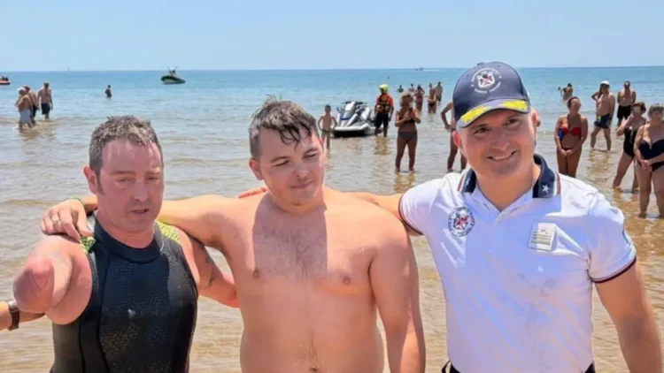 Andrea Lanari al termine della traversata tra Punta Secca e Marina di Ragusa insieme a un militare della Guardia Costiera.
