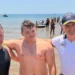 Andrea Lanari al termine della traversata tra Punta Secca e Marina di Ragusa insieme a un militare della Guardia Costiera.