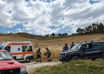 Mezzi di soccorso, carabinieri e vigili del fuoco intervenuti nelle campagne del Nisseno per assistere una coppia di anziani ritrovata