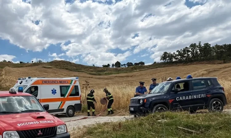 Mezzi di soccorso, carabinieri e vigili del fuoco intervenuti nelle campagne del Nisseno per assistere una coppia di anziani ritrovata