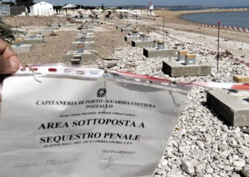 Cartello di sequestro penale della Guardia Costiera nell'area di Playa Grande a Scicli dove erano stati avviati lavori per uno chalet.