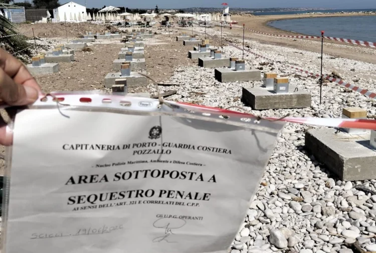Cartello di sequestro penale della Guardia Costiera nell'area di Playa Grande a Scicli dove erano stati avviati lavori per uno chalet.