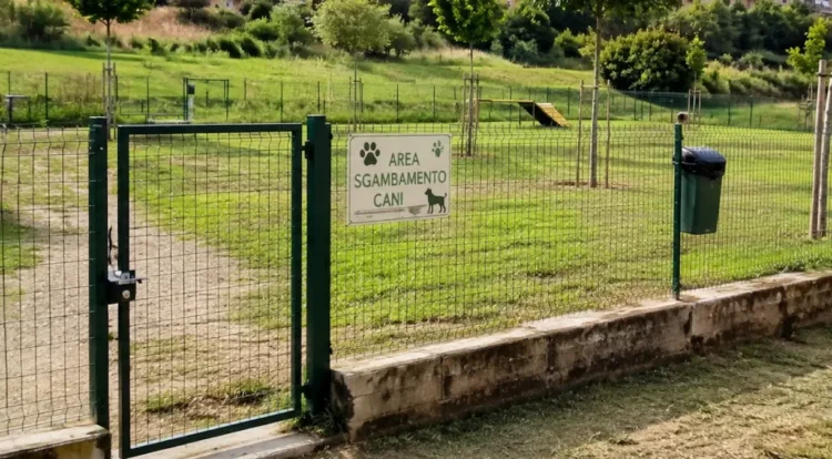 Area sgambamento per cani a Ragusa con recinzioni e ingresso interessati da lavori di manutenzione