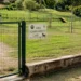 Area sgambamento per cani a Ragusa con recinzioni e ingresso interessati da lavori di manutenzione