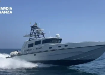 Motovedetta della Guardia di Finanza impegnata in navigazione durante un'attività di controllo in mare nel Palermitano