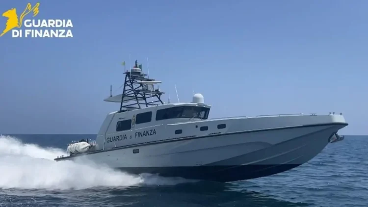 Motovedetta della Guardia di Finanza impegnata in navigazione durante un'attività di controllo in mare nel Palermitano