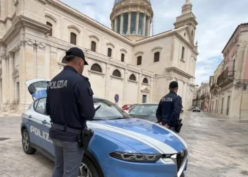 Agenti della Polizia di Stato davanti a una volante durante un servizio di controllo nel centro di Comiso